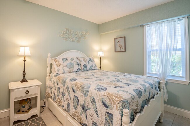 Building Photo - SHORT TERM ONLY Happy As A Clam Duplex