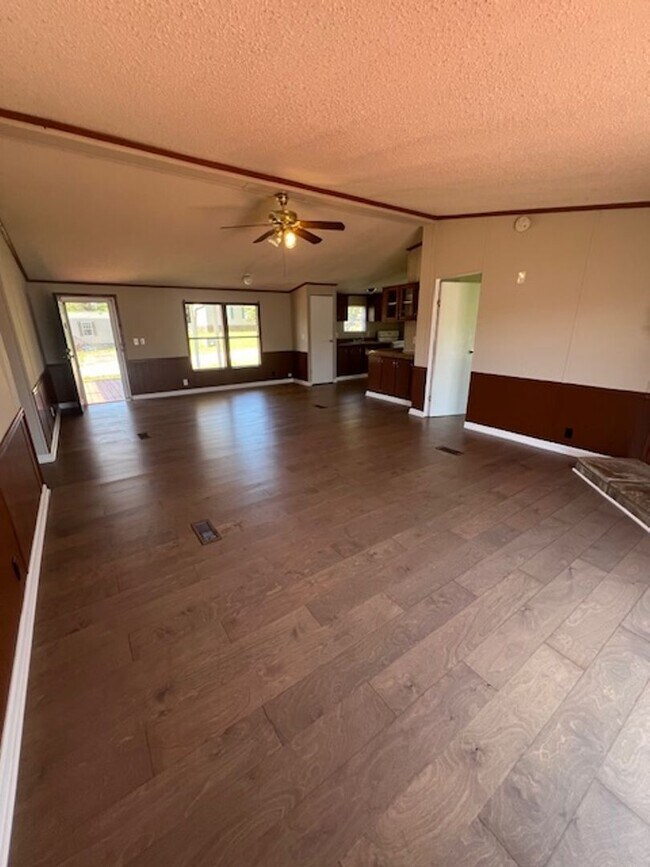 Building Photo - Beautiful 4 bed/2 bath with large yard