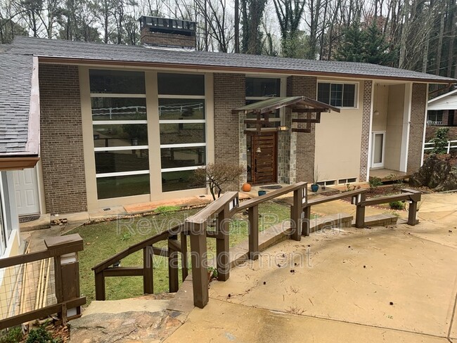 Foto del edificio - 2533 Henderson Mill Rd