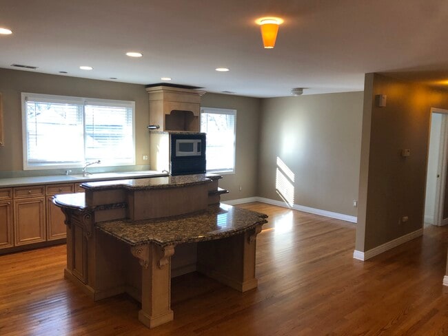 Building Photo - 458 Laprairie St