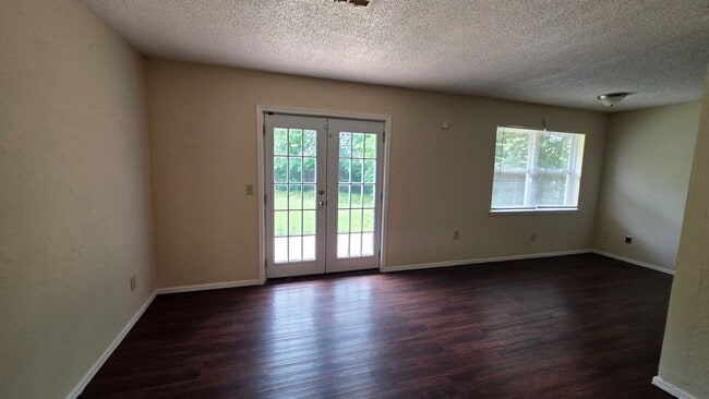 Building Photo - 3 Bed 1 bath home in MWC.