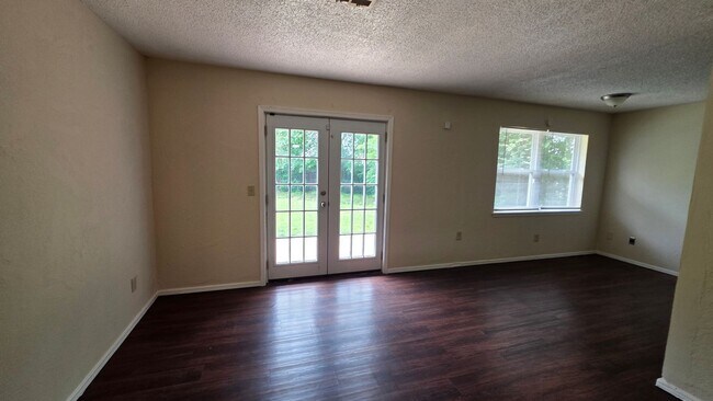 Foto del edificio - 3 Bed 1 bath home in MWC.