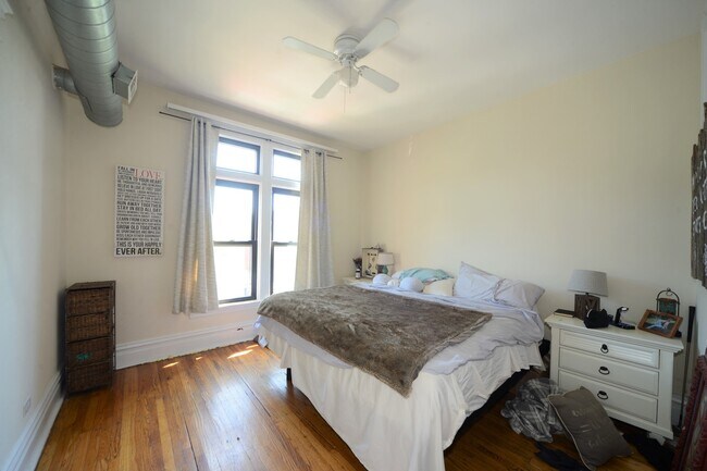 Foto del edificio - 2144 W Division St