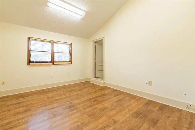 Foto del edificio - 644 Craft Rd