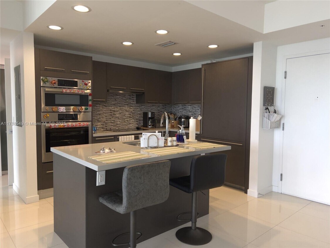 Foto principal - 7825 NW 107th Ave