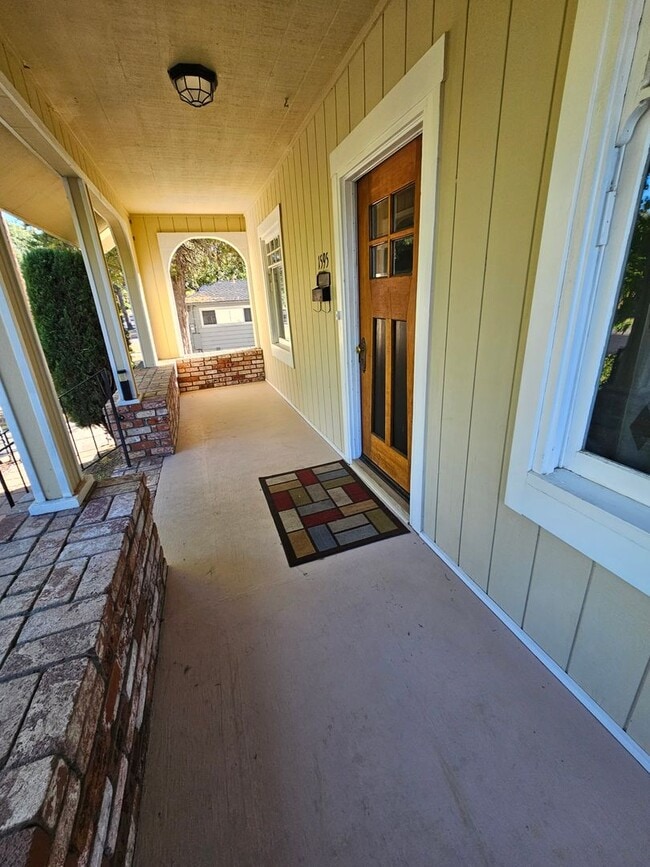 Building Photo - Lovely Lakeport Rental