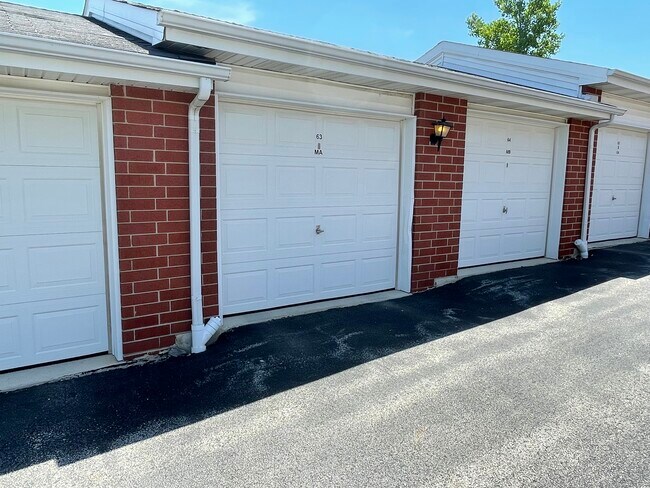 Building Photo - 16601 Liberty Cir