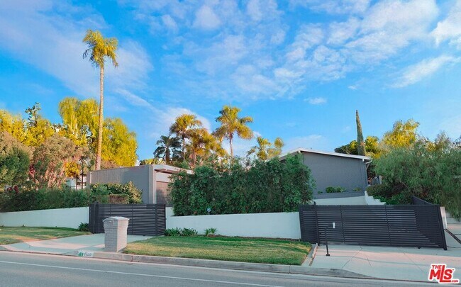 Foto del edificio - 8400 Mulholland Dr
