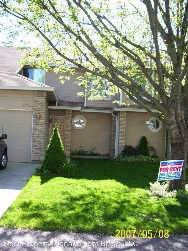Primary Photo - 2562 S Sumac Ln