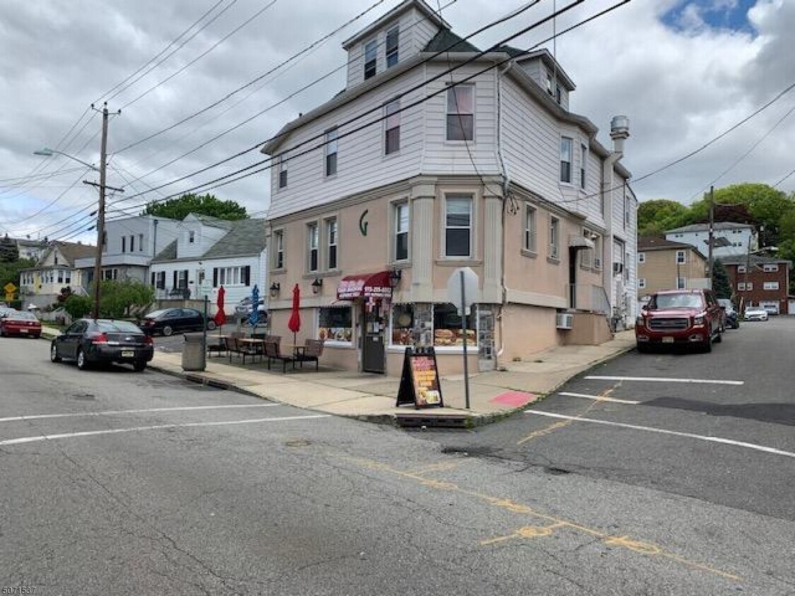 Primary Photo - 141 Jackson Ave