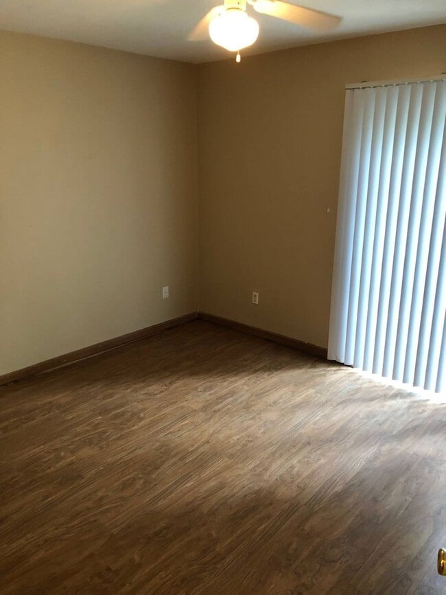 Building Photo - Two-Story 2 bed/2bath townhouse off Park Avenue!