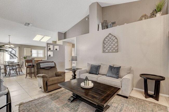 Building Photo - Fully Furnished 1-Story Home for Rent in t...