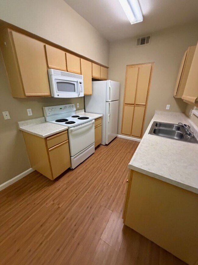 Foto del edificio - Discover Your Dream Condo with Stunning Mountain Views a 1 Car Garage & Covered carport in NW Ren...