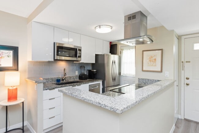 Building Photo - **Walk to the beach and Downtown Naples**ANNUAL or SEASONAL FURNISHED RENTAL AVAILABLE** 2 BEDS 2...