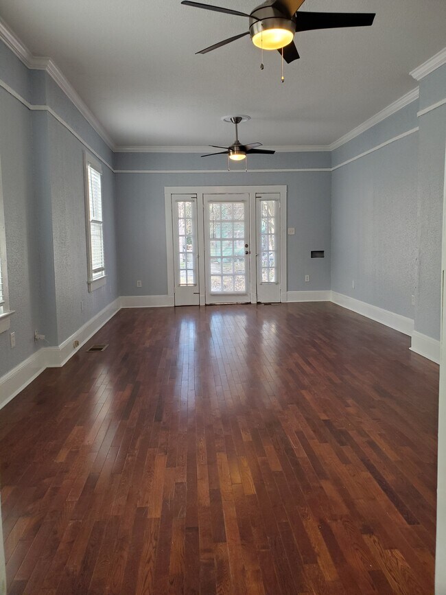Living room - 6 Fontainebleau Dr
