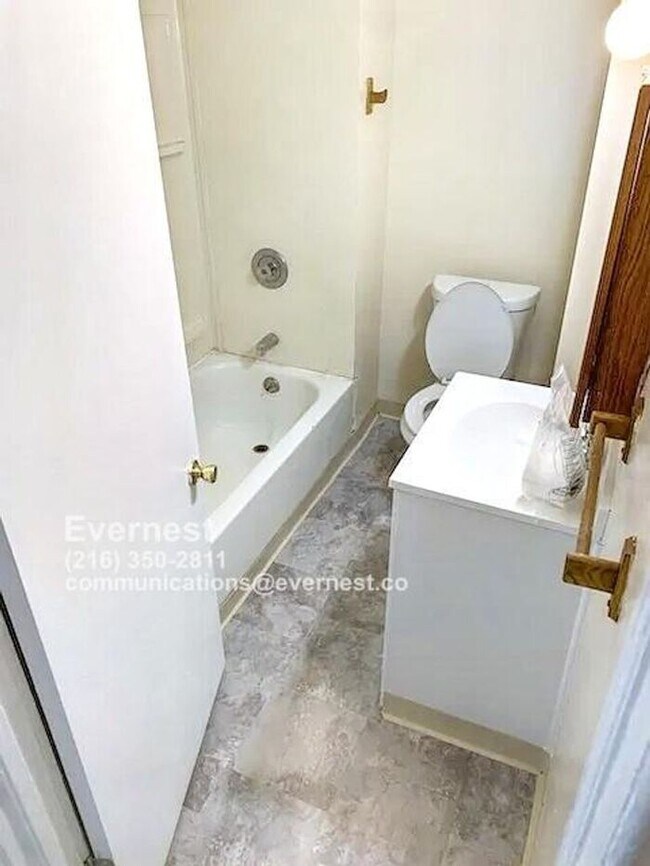 Foto del edificio - Charming 2-Bedroom Duplex in a Convenient ...