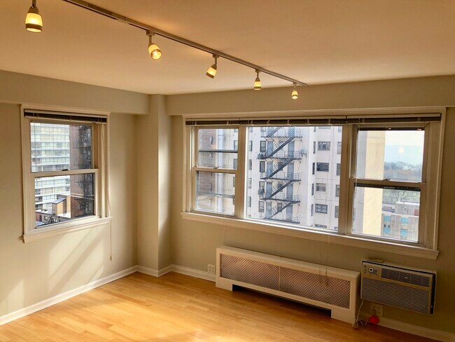 Building Photo - 2909 N Sheridan Rd