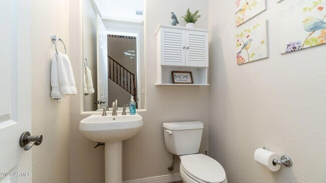 Building Photo - 2670 E Parkview Dr