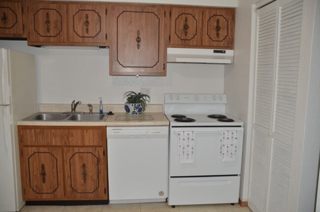 Building Photo - Elm Garden Apartments