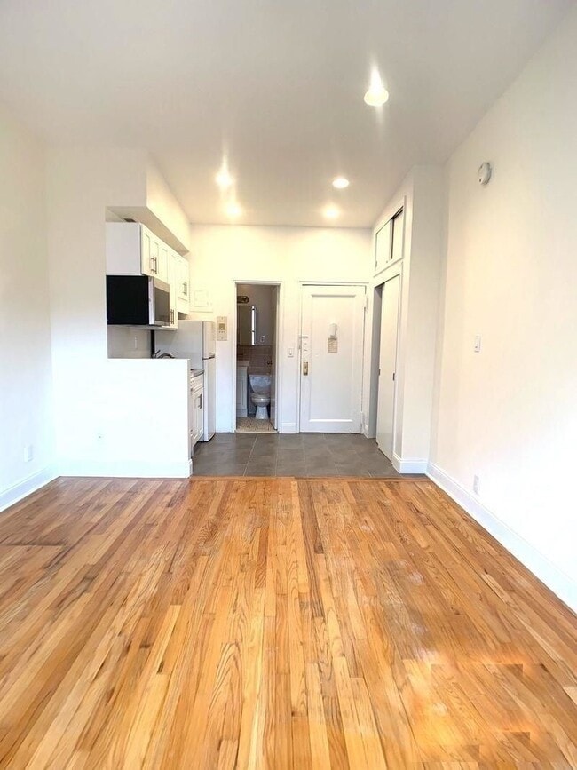 Foto del edificio - 225 E 10th St