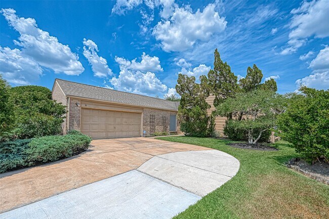Building Photo - 2223 Kinbrook Dr