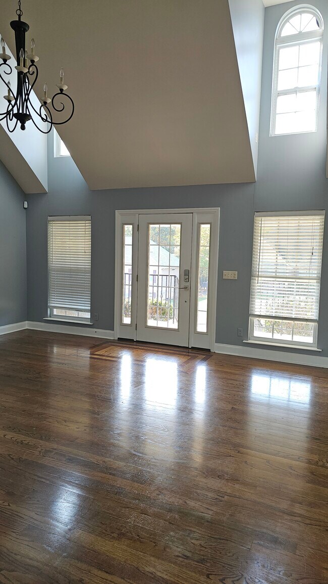 Foto del edificio - 646 Hidden Oaks Dr