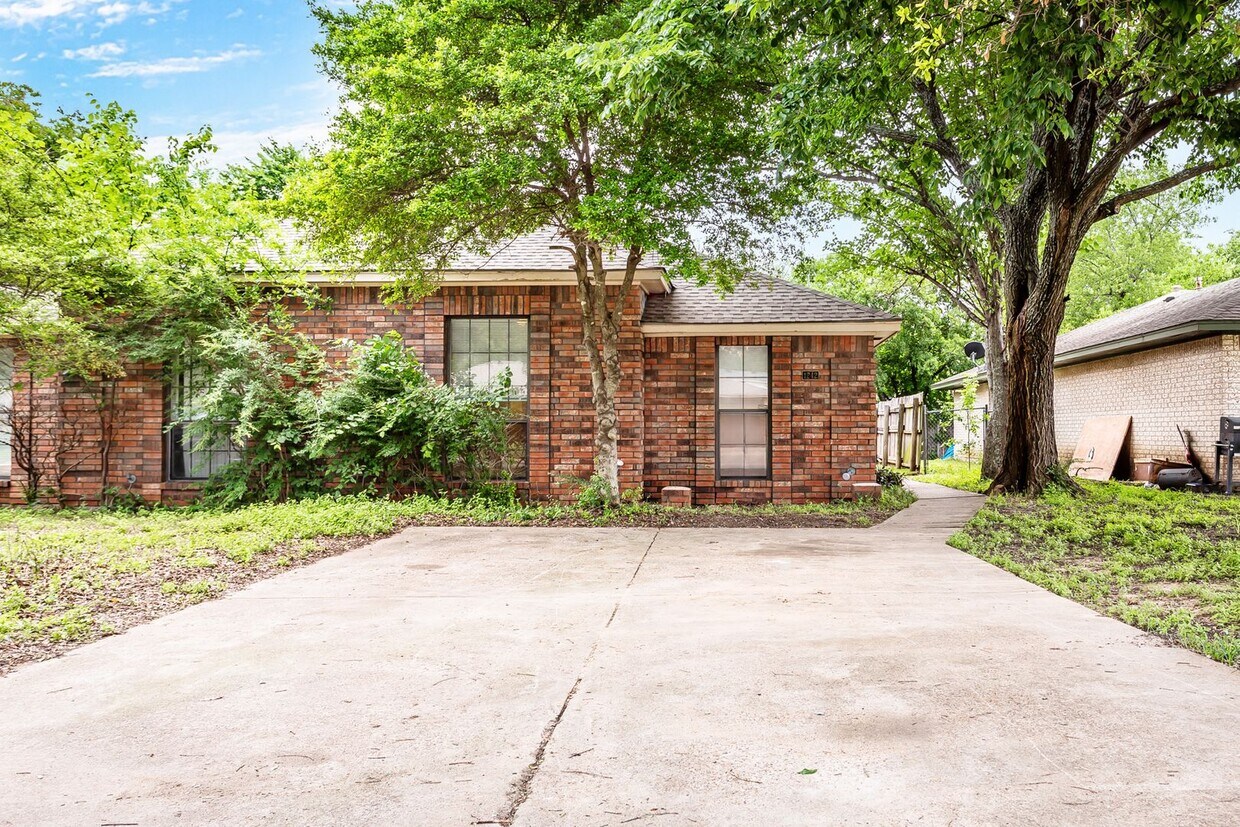 Foto principal - 3 bedroom, 2 bath Duplex in a Secluded Part of Duncanville
