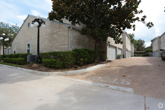 Building Photo - Marlborough Square Townhomes