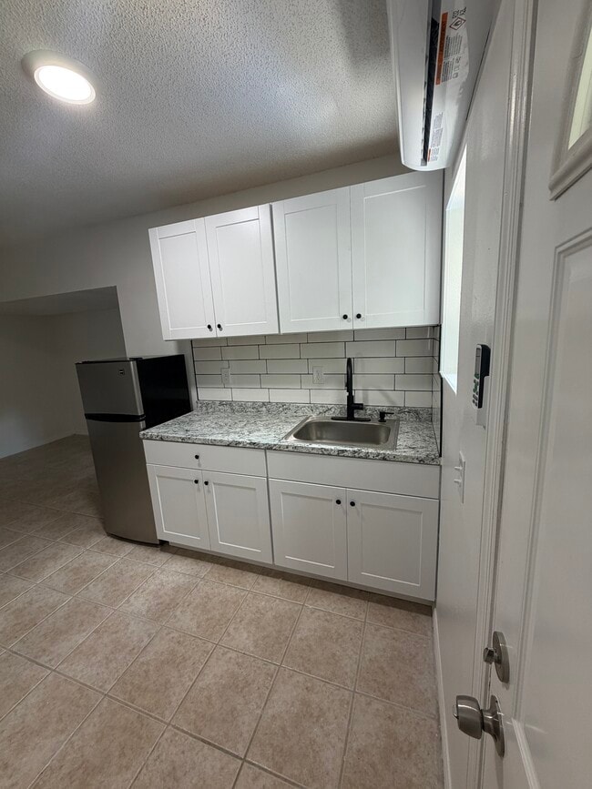 Building Photo - 2733 Glenview Dr