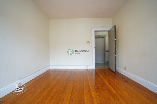 Building Photo - 228 Kelton St