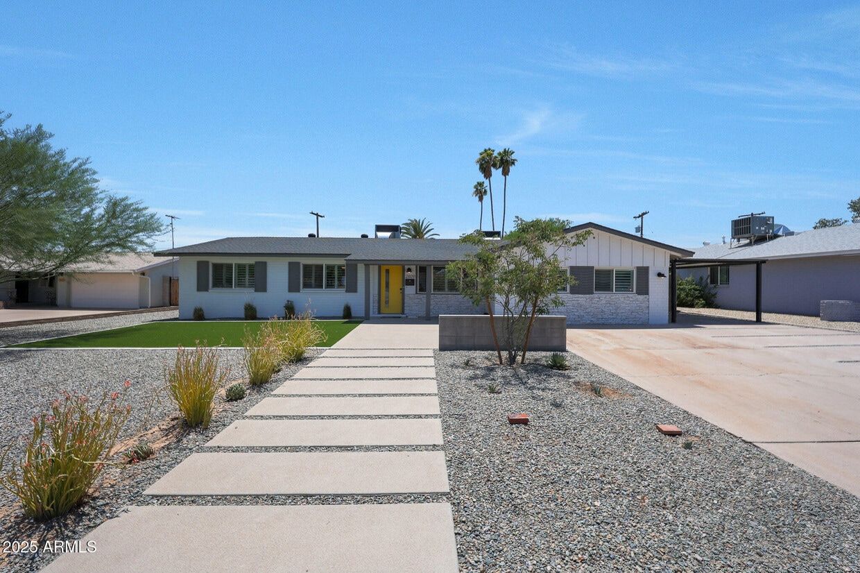 Primary Photo - 2809 E Shangri La Rd