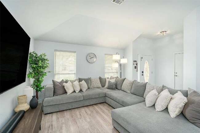 Building Photo - 129 Aguilar Dr