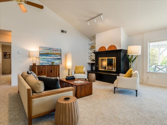 Building Photo - 271 Twin Ridge Dr