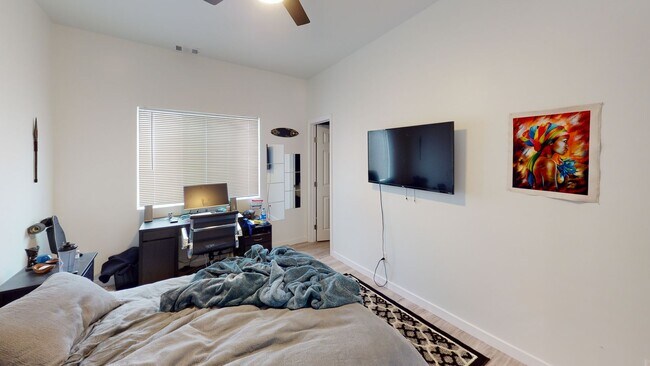 Foto del edificio - Private turfed yard!