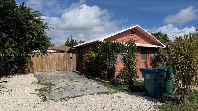 Foto del edificio - 329 NE 58th St