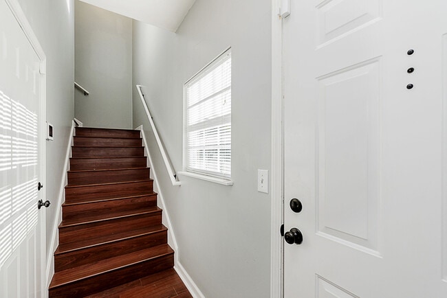 Building Photo - Wonderful 2 bedroom 2 bath Condo End Unit in Great Carmel Location!