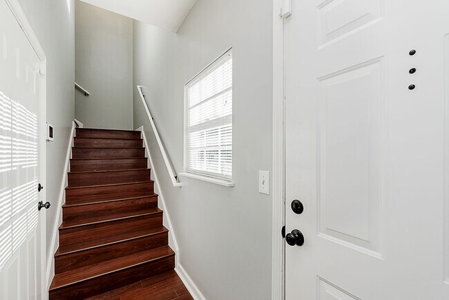 Foto del edificio - Wonderful 2 bedroom 2 bath Condo End Unit in Great Carmel Location!