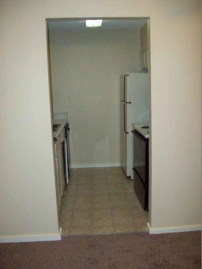 Building Photo - 2/2 in The Oaks PENDING LEASE