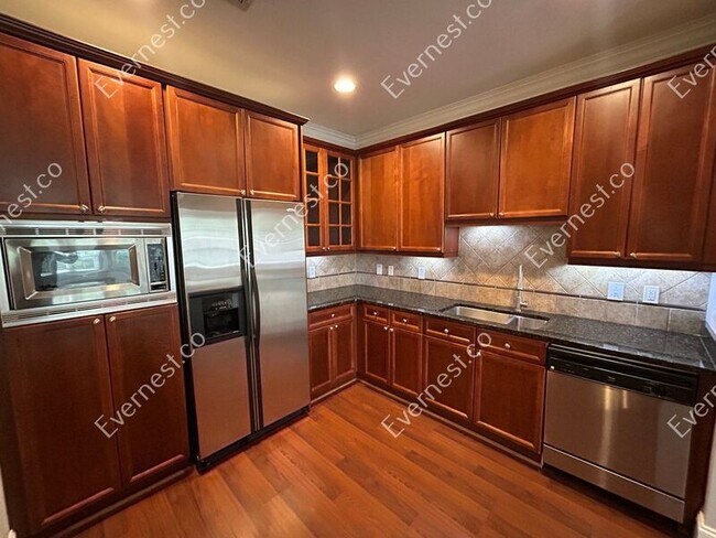 Building Photo - 828 Highland Ln NE