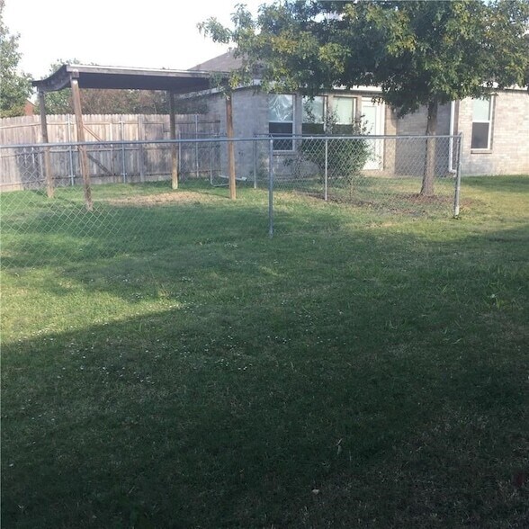 Building Photo - 9205 Lenox Dr