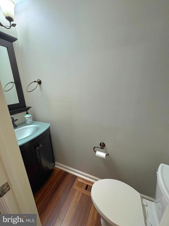 Foto del edificio - 2108 Commodore Ct