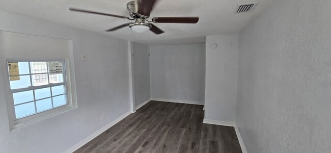 Building Photo - 1509 W 22nd St