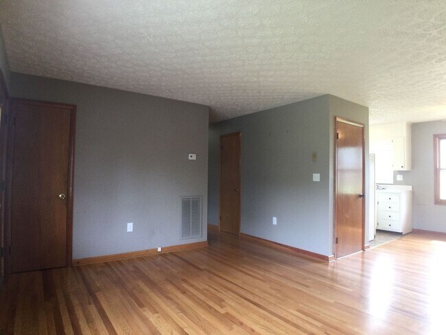 Building Photo - Fairlawn, 3 BR / 1 BA, Available February