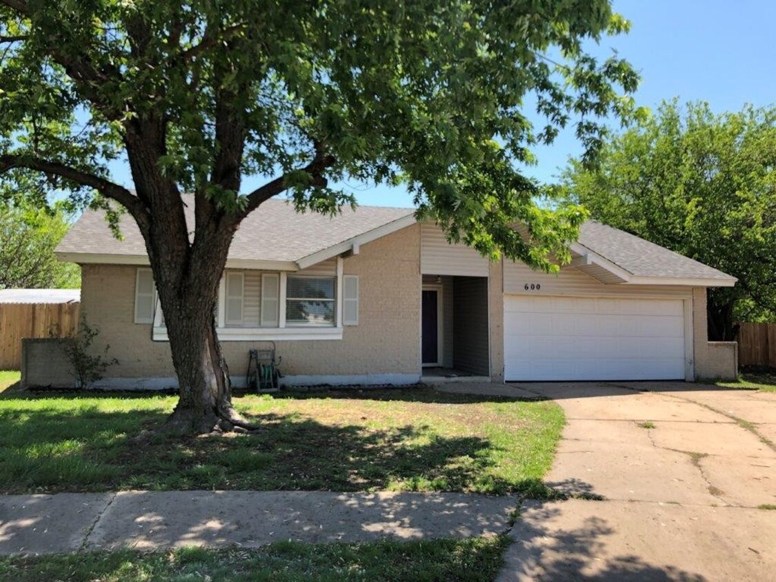 Foto principal - Moore Schools!! Newly remodeled 3 bed 2 ba...