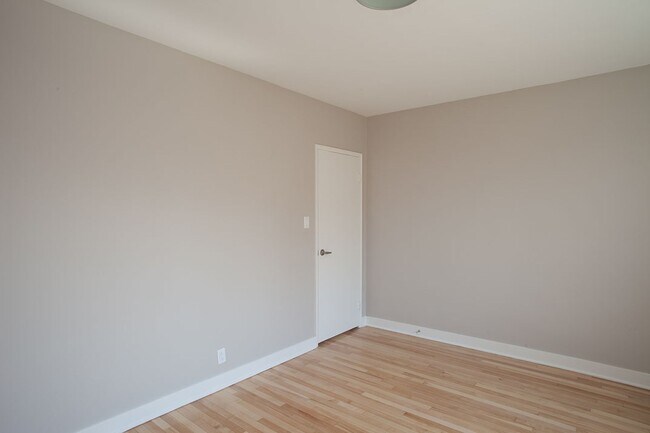 Building Photo - 3495 Rue de la Montagne