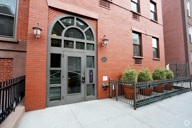Building Photo - 546 Henry St