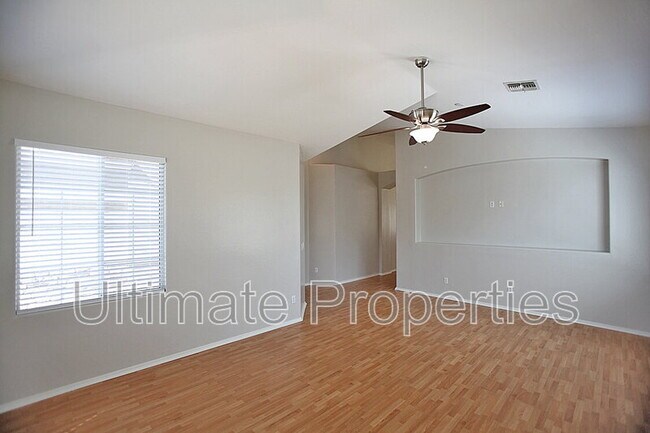 Foto del edificio - 7550 W Gardenia Ave