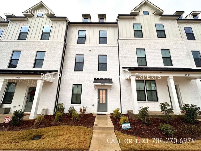 Building Photo - Stunning 4BR/3.5 Ba Townhouse in Charlotte!