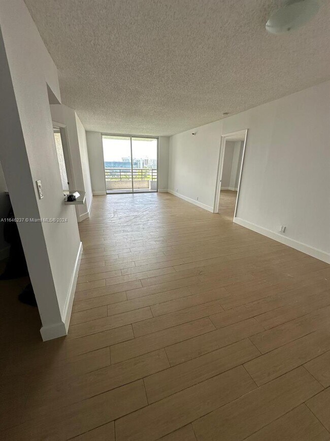 Foto del edificio - 3300 NE 191st St