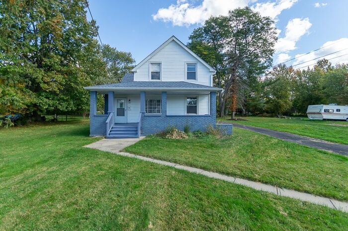 Primary Photo - Spacious 3BD/1.5 BA Farmhouse in Maple Hts!